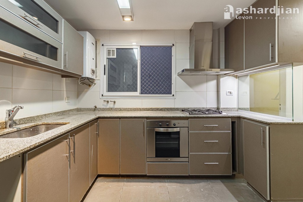 Muy lindo departamento de 3 dormitorios con dependencia y espacio guardacoches.